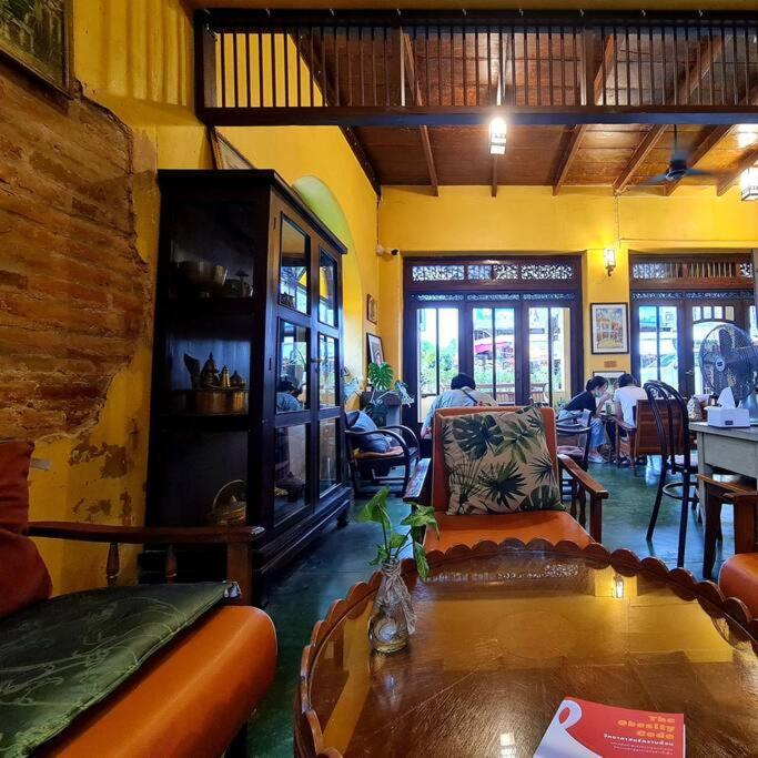 Sittisang Heritage House 1920 Kanchanaburi Bagian luar foto