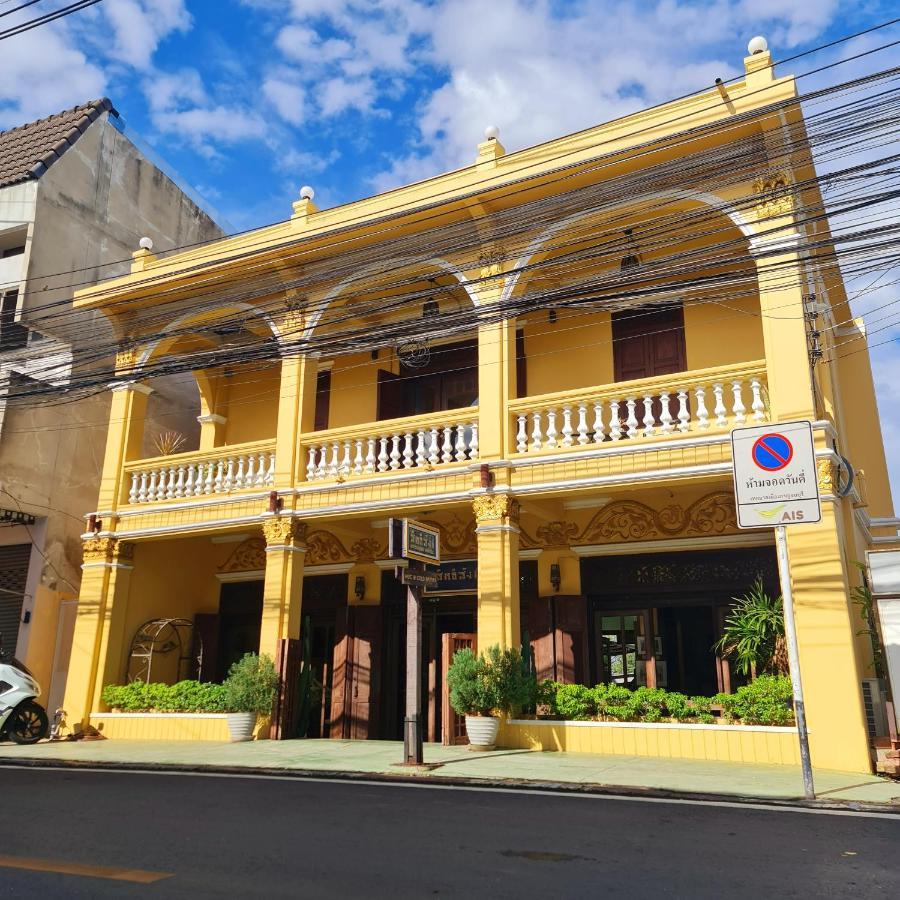 Sittisang Heritage House 1920 Kanchanaburi Bagian luar foto